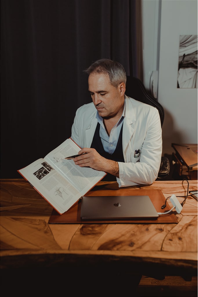 Foto di Umberto Cariboni alla sua scrivania